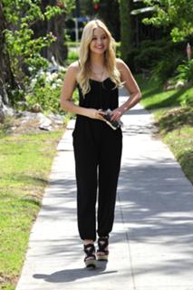 Olivia Holt feet photo thumbnail