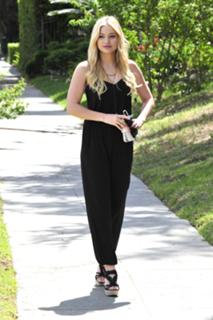 Olivia Holt feet photo thumbnail