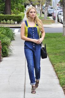 Olivia Holt feet photo thumbnail