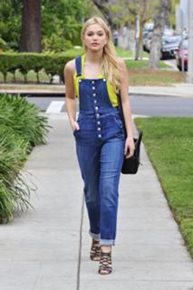 Olivia Holt feet photo thumbnail