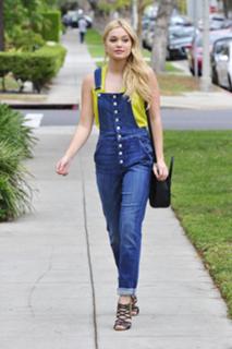 Olivia Holt feet photo thumbnail