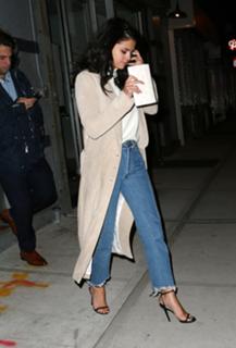 Selena Gomez feet photo thumbnail