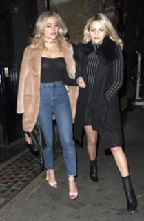 Pixie Lott feet photo thumbnail