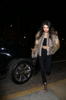 Kendall Jenner feet photo thumbnail