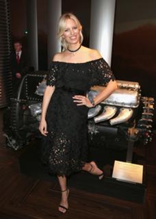 Karolina Kurkova feet photo thumbnail