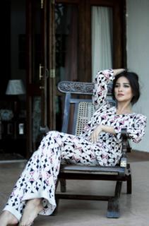 Shay Mitchell feet photo thumbnail