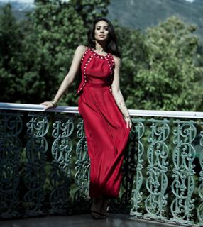 Shay Mitchell feet photo thumbnail