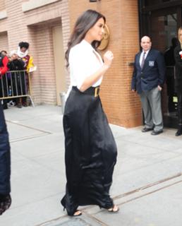 Shay Mitchell feet photo thumbnail
