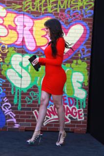 Khloé Kardashian feet photo thumbnail