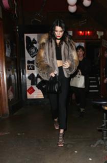 Kendall Jenner feet photo thumbnail