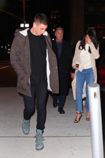 Selena Gomez feet photo thumbnail