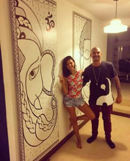 Isis Valverde feet photo thumbnail