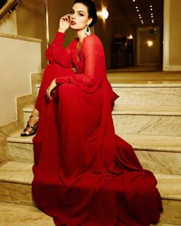 Isis Valverde feet photo thumbnail