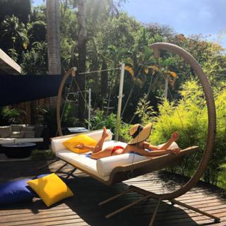 Isis Valverde feet photo thumbnail