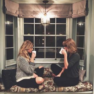 Taylor Swift feet photo thumbnail