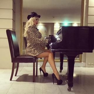 Dorota Rabczewska feet photo thumbnail