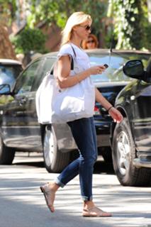 Cameron Diaz feet photo thumbnail