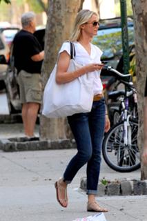 Cameron Diaz feet photo thumbnail