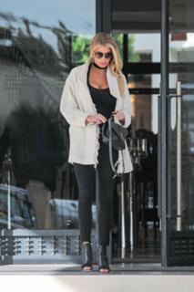 Charlotte McKinney feet photo thumbnail