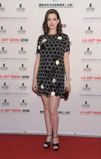 Anne Hathaway feet photo thumbnail