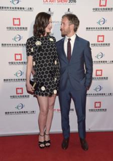 Anne Hathaway feet photo thumbnail