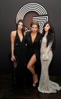 Khloé Kardashian feet photo thumbnail