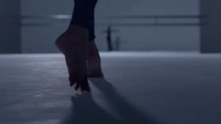 Zoe Saldana feet photo thumbnail