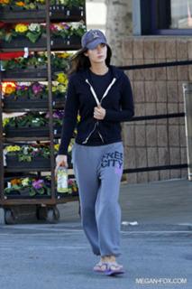 Megan Fox feet photo thumbnail