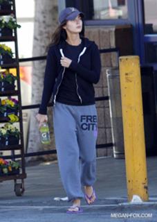 Megan Fox feet photo thumbnail