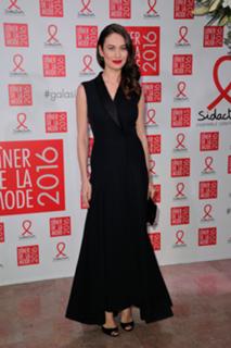 Olga Kurylenko feet photo thumbnail