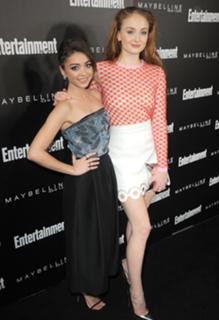 Sarah Hyland feet photo thumbnail