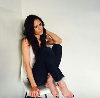Jordana Brewster feet photo thumbnail