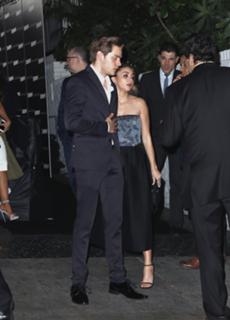 Sarah Hyland feet photo thumbnail