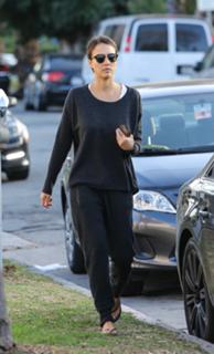 Jessica Alba feet photo thumbnail