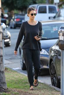 Jessica Alba feet photo thumbnail