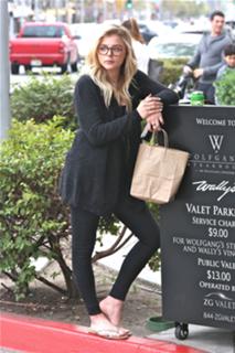 Chloë Grace Moretz feet photo thumbnail