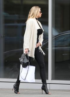 Charlotte McKinney feet photo thumbnail