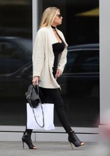 Charlotte McKinney feet photo thumbnail