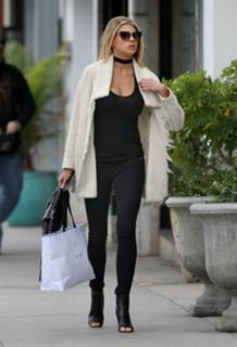 Charlotte McKinney feet photo thumbnail