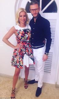 Denise Van Outen feet photo thumbnail