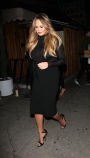 Chrissy Teigen feet photo thumbnail