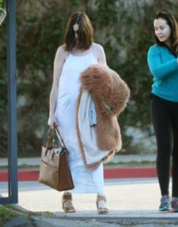 Anne Hathaway feet photo thumbnail