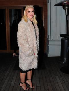 Hadise feet photo thumbnail