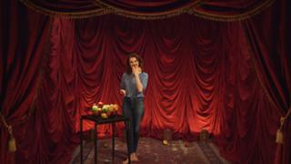 Rachel Weisz feet photo thumbnail
