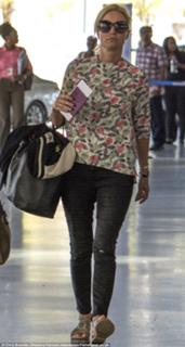 Denise Van Outen feet photo thumbnail