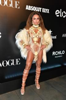Sabrina Sato feet photo thumbnail