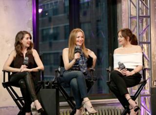 Leslie Mann feet photo thumbnail