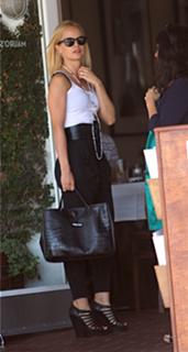 Mena Suvari feet photo thumbnail