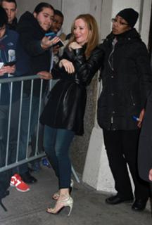 Leslie Mann feet photo thumbnail
