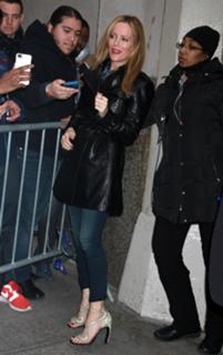Leslie Mann feet photo thumbnail
